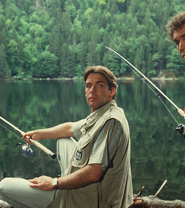 "Die Schwarzwaldklinik - Trennungen": Udo (Sascha Hehn) und Dr. Vollmers (Christian Kohlund) sind gemeinsam beim Angeln und unterhalten sich.