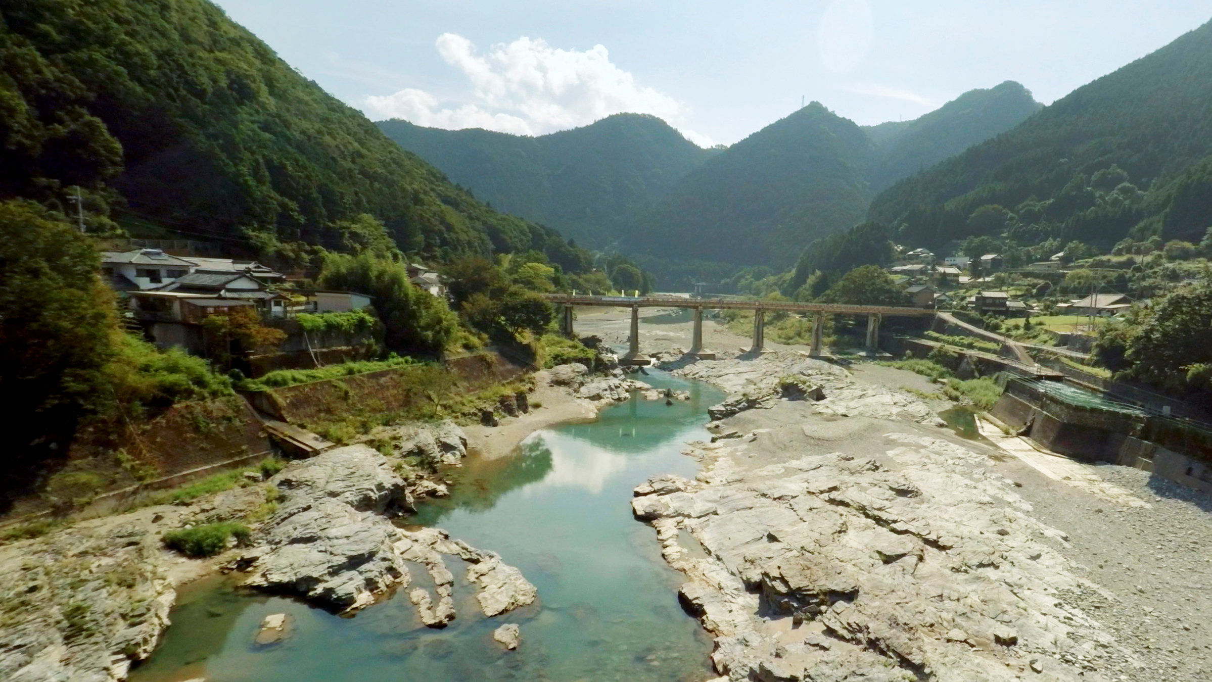 "Der Weg der Weisheit - Auf Pilgerpfaden durch Japan" - Brücke über den Yoshino River bei Yoshino.