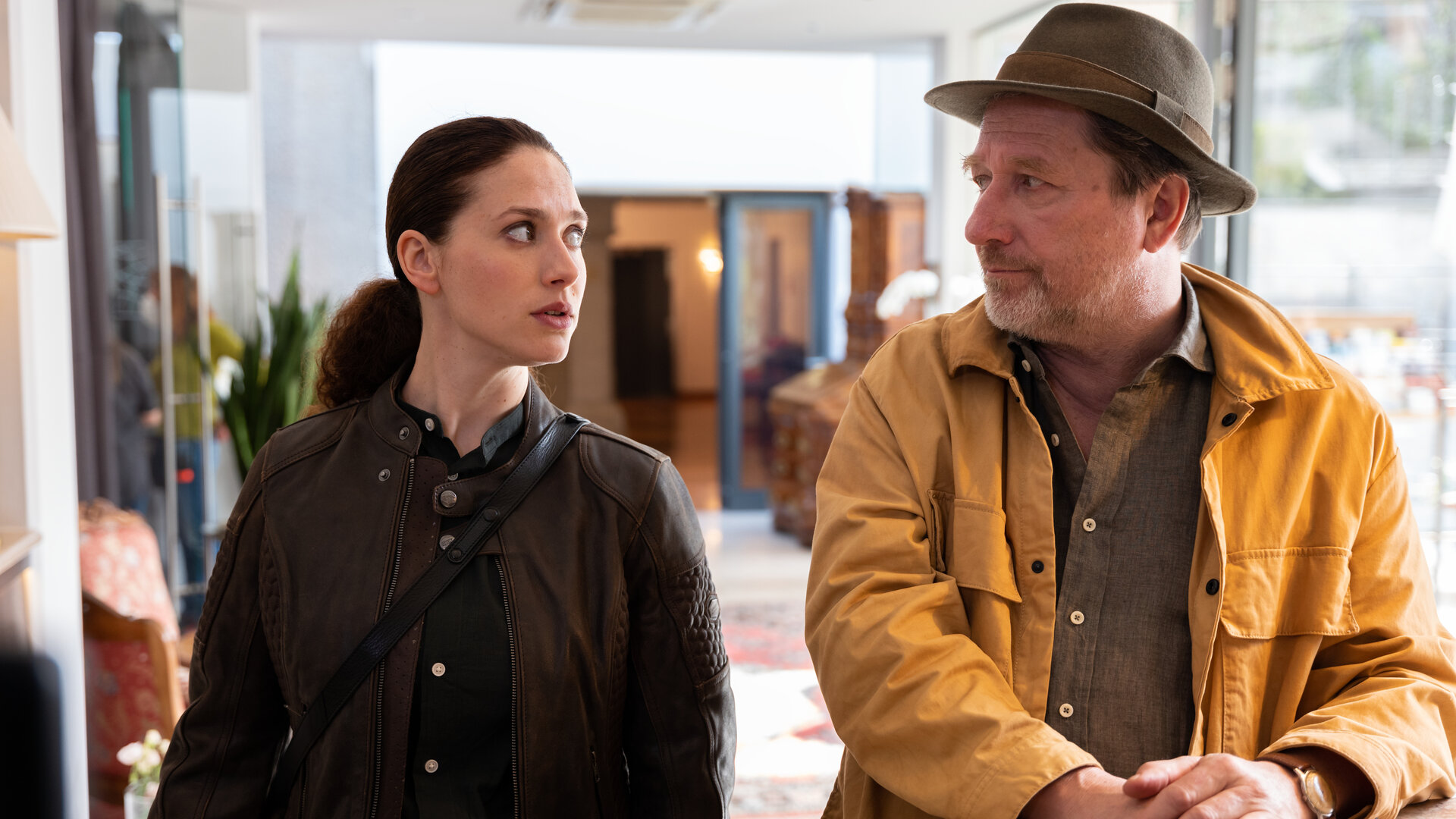 "Die Toten von Salzburg – Süßes Gift": Irene Russmeyer (Fanny Krausz) und Hubert Mur (Michael Fitz) stehen im Hotel an einem Tresen.