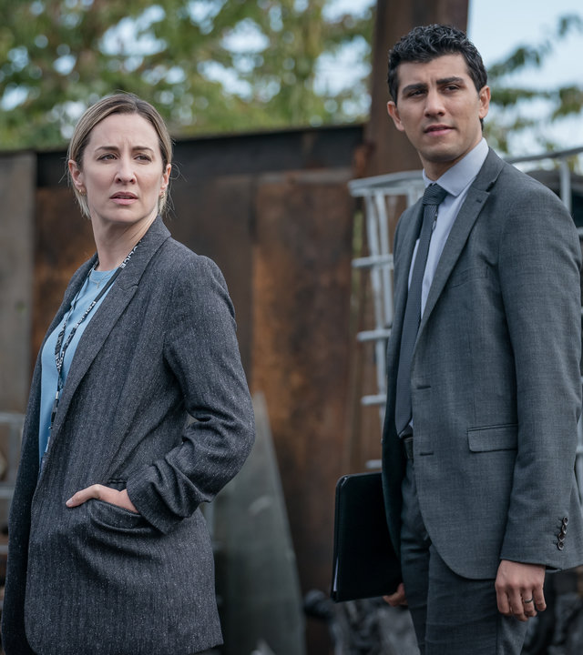 "The Bay - Verbrechen": Lisa Armstrong (Morven Christie) und Ahmed Kharim (Taheen Modak) stehen nebeneinander auf einem Schrottplatz und blicken ernst in die Ferne.