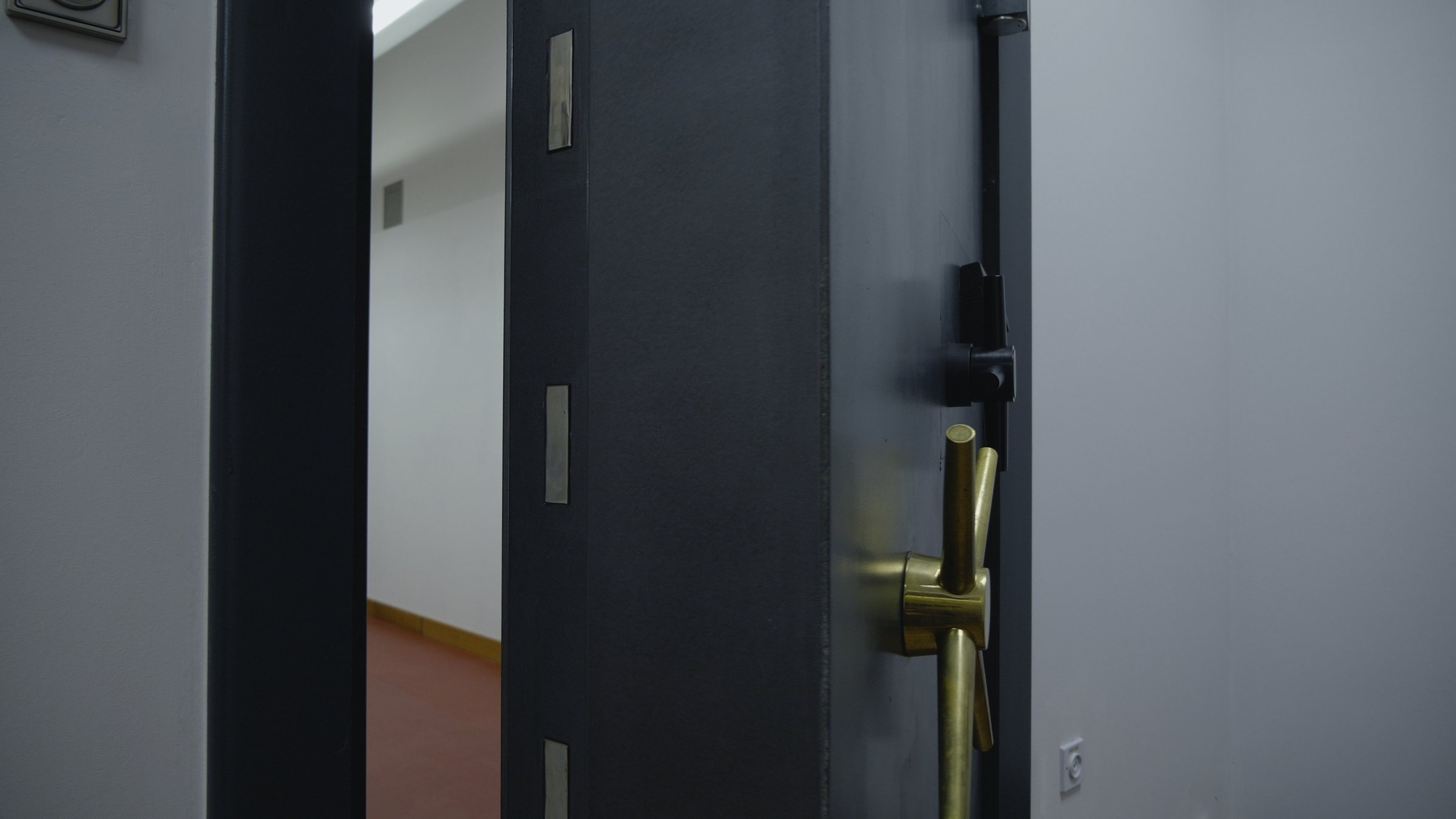 "makro: Schätze unter Verschluss - das System Freeport": Halbgeöffnete Panzertür eines Tresorraums