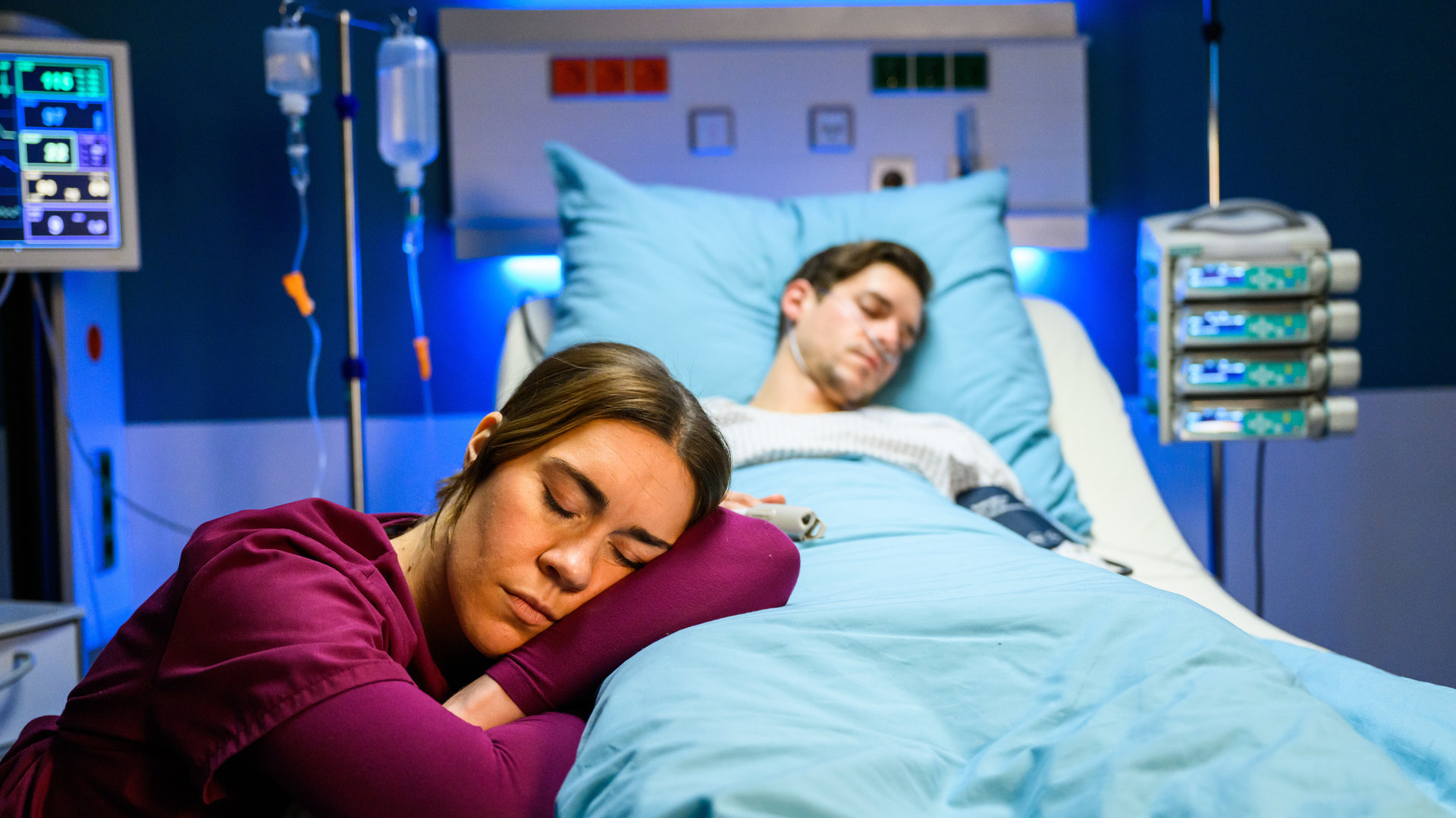 "Bettys Diagnose - Aus eigener Kraft": Betty (Henrike Hahn) ist am Krankenbett ihres Bruders Jonas eingeschlafen.