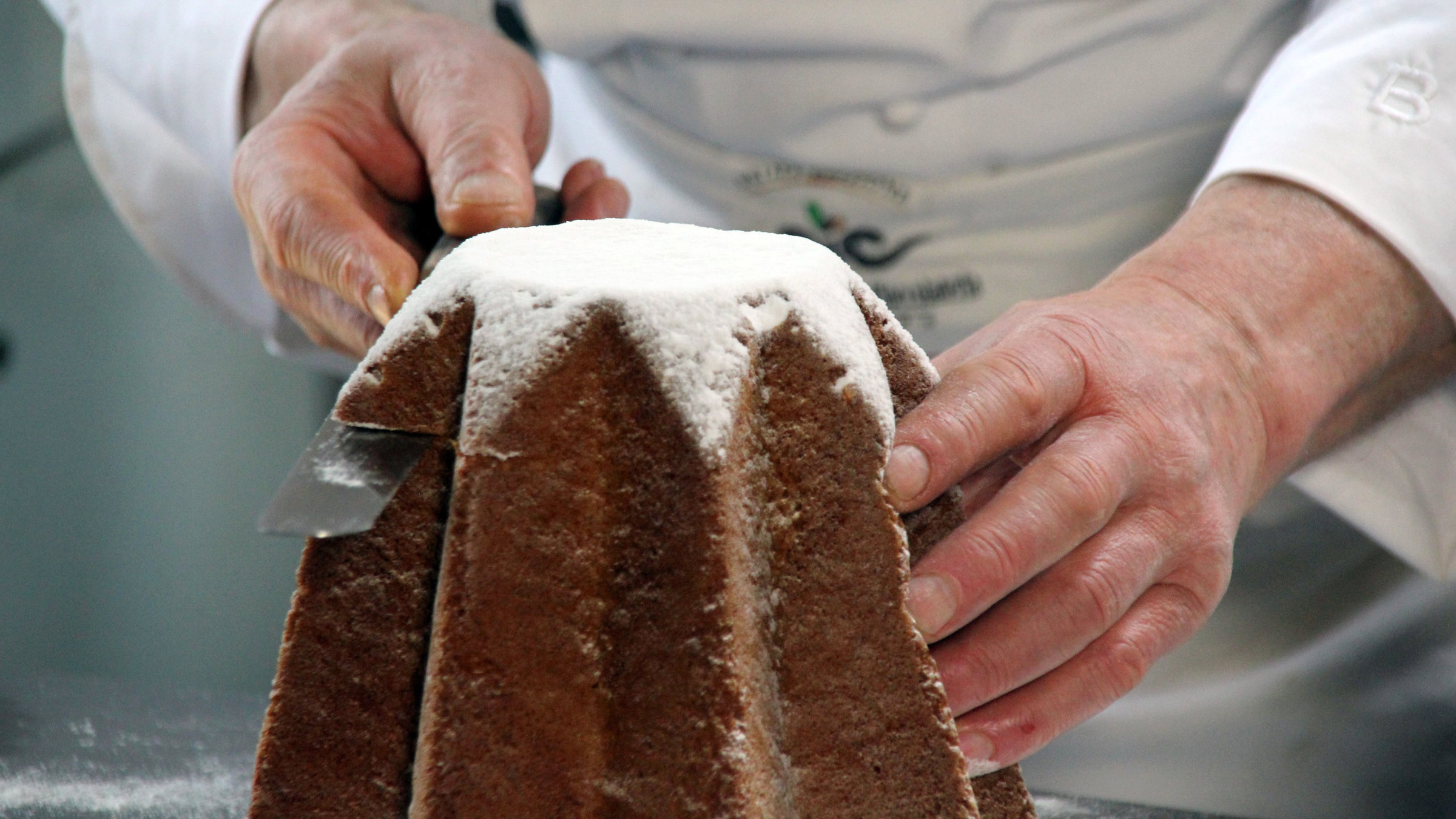 "Torten, Stollen und Pandoro - Weihnachtskuchen in Europa" - Anschnitt Pandoro.