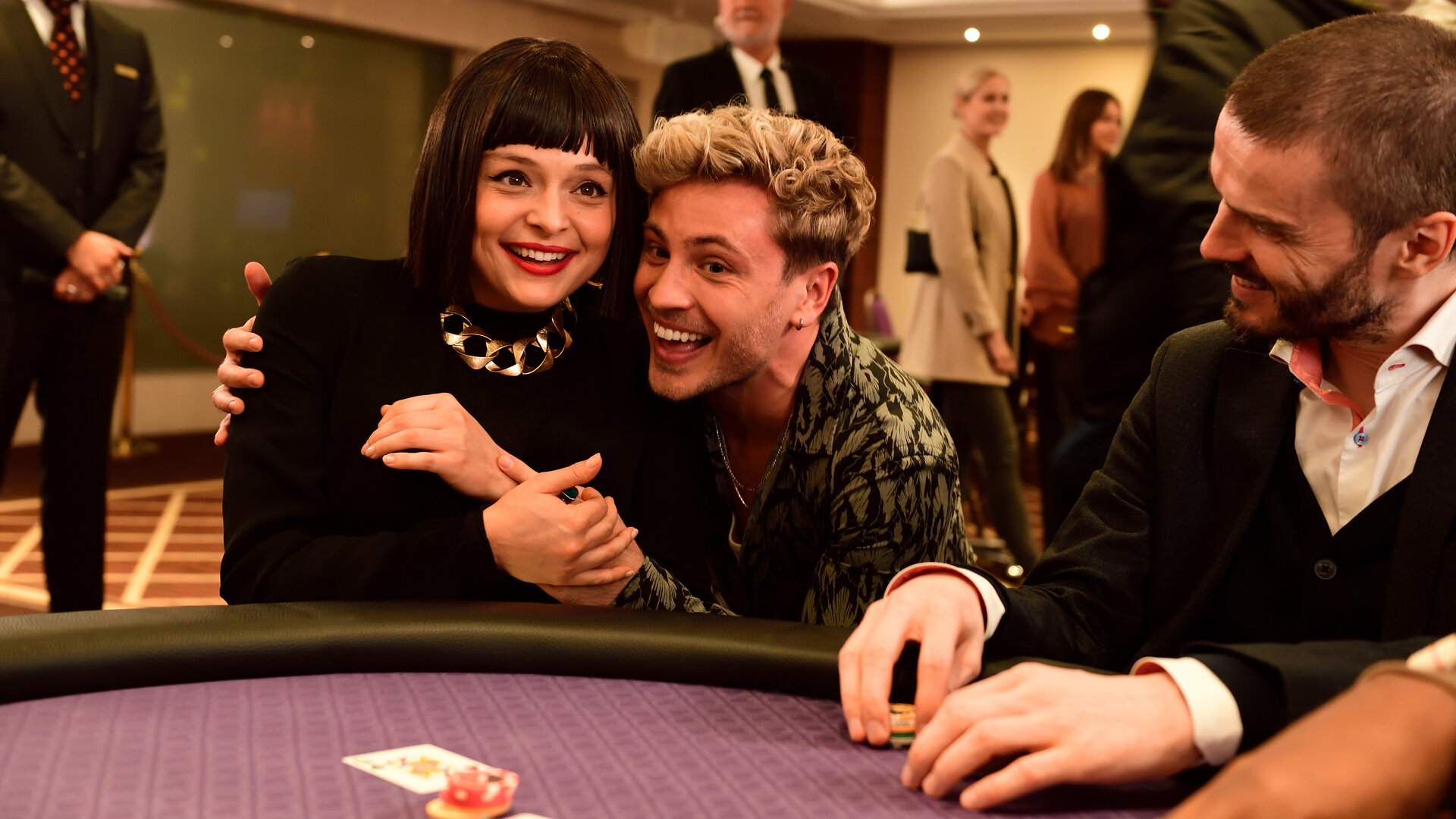 "High Stakes - All in": Ayla (Via Jikeli) und Vincent (Jannik Schümann) freuen und umarmen sich am Pokertisch.