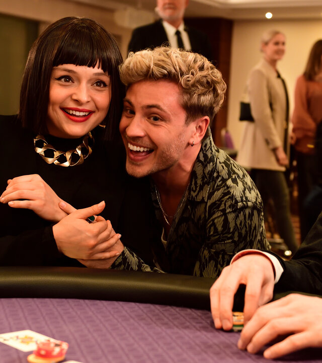 "High Stakes - All in": Ayla (Via Jikeli) und Vincent (Jannik Schümann) freuen und umarmen sich am Pokertisch.