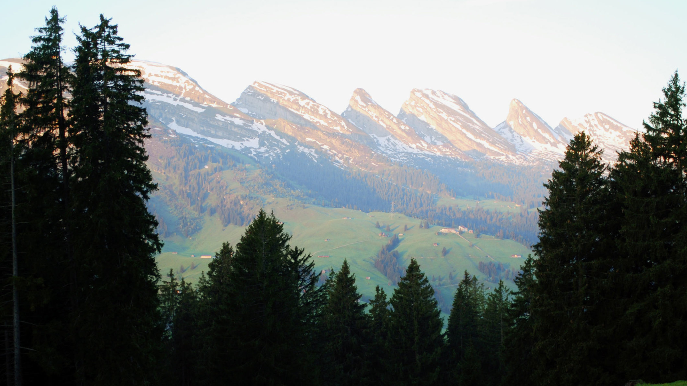 "Wunderland (5/8) - Toggenburg SG": Die Churfirsten im Morgenrot