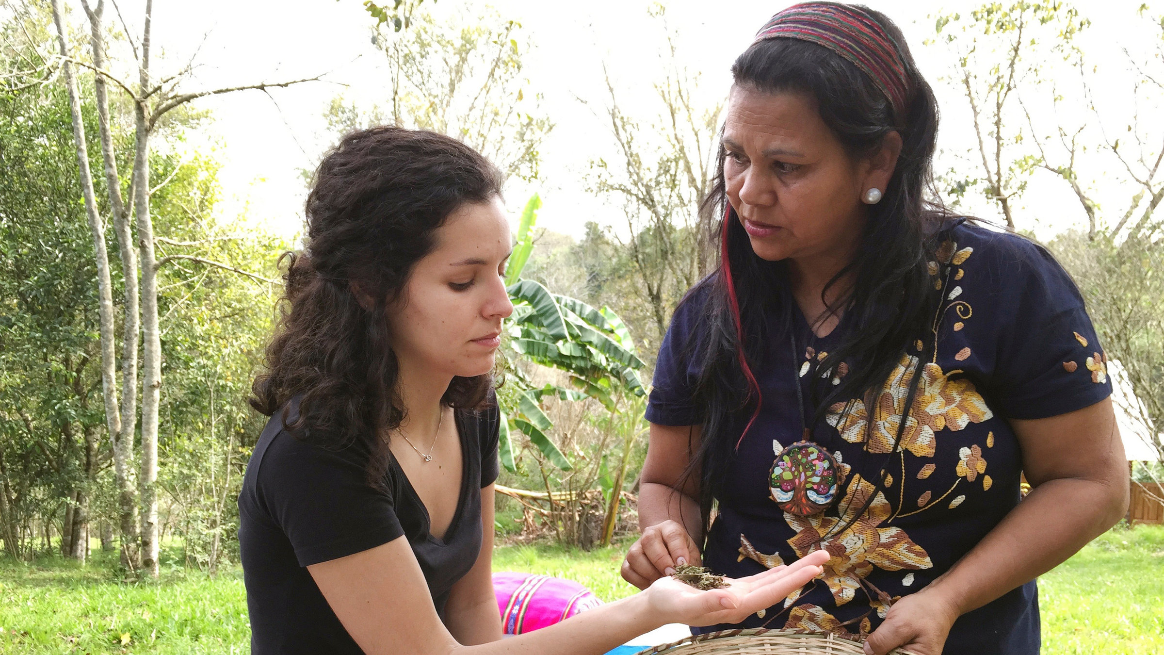 "Kräuterwelten - In Südamerika" - Isabel Aquino (re.) behandelt ihre Patienten mit den Kräutern des Regenwalds.