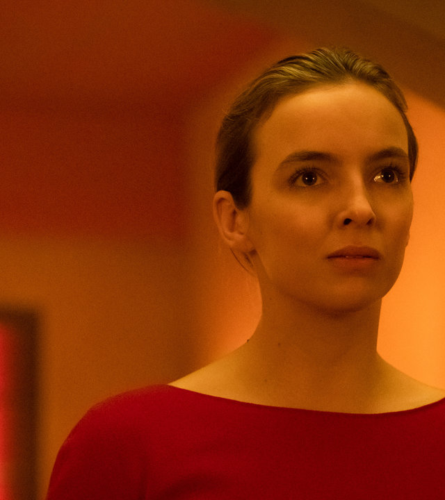 "Killing Eve – Gemeinsam auf der Flucht": Villanelle (Jodie Comer) steht in einem Gang und schaut entschlossen in die Ferne.