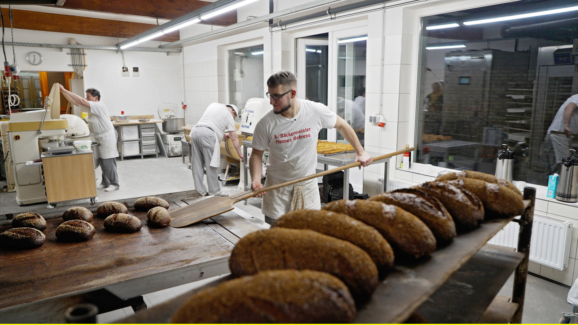 "Die Nordreportage: Burnout am Backofen": Hannes Behrens ist Bäckermeister in 8. Generation. Doch die nach wie vor hohen Energie- und Rohstoffpreise und seine Millionen-Investition ins Unternehmen setzen den 37-Jährigen derart unter Druck, dass er sich oft fragt: Wie soll es weiter gehen?