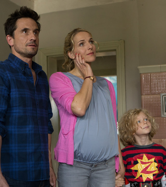 "Handwerker und andere Katastrophen“:  Stefan (Oliver Mommsen), Silke (Tanja Wedhorn) und Jacob (Leopold Schill) blicken zugleich hoffnungsvoll und zweifelnd in dem noch kahlen Wohnzimmer Richtung Decke.