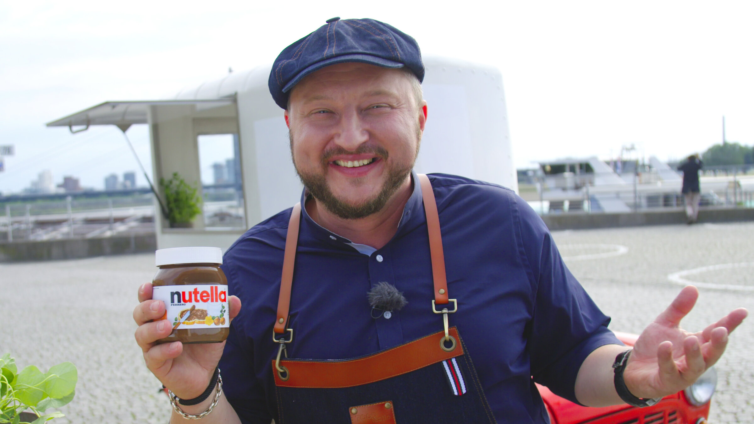 "ZDFzeit - Die Tricks von Ferrero": Sebastian Lege hält lachend ein Glas nutella in die Kamera.