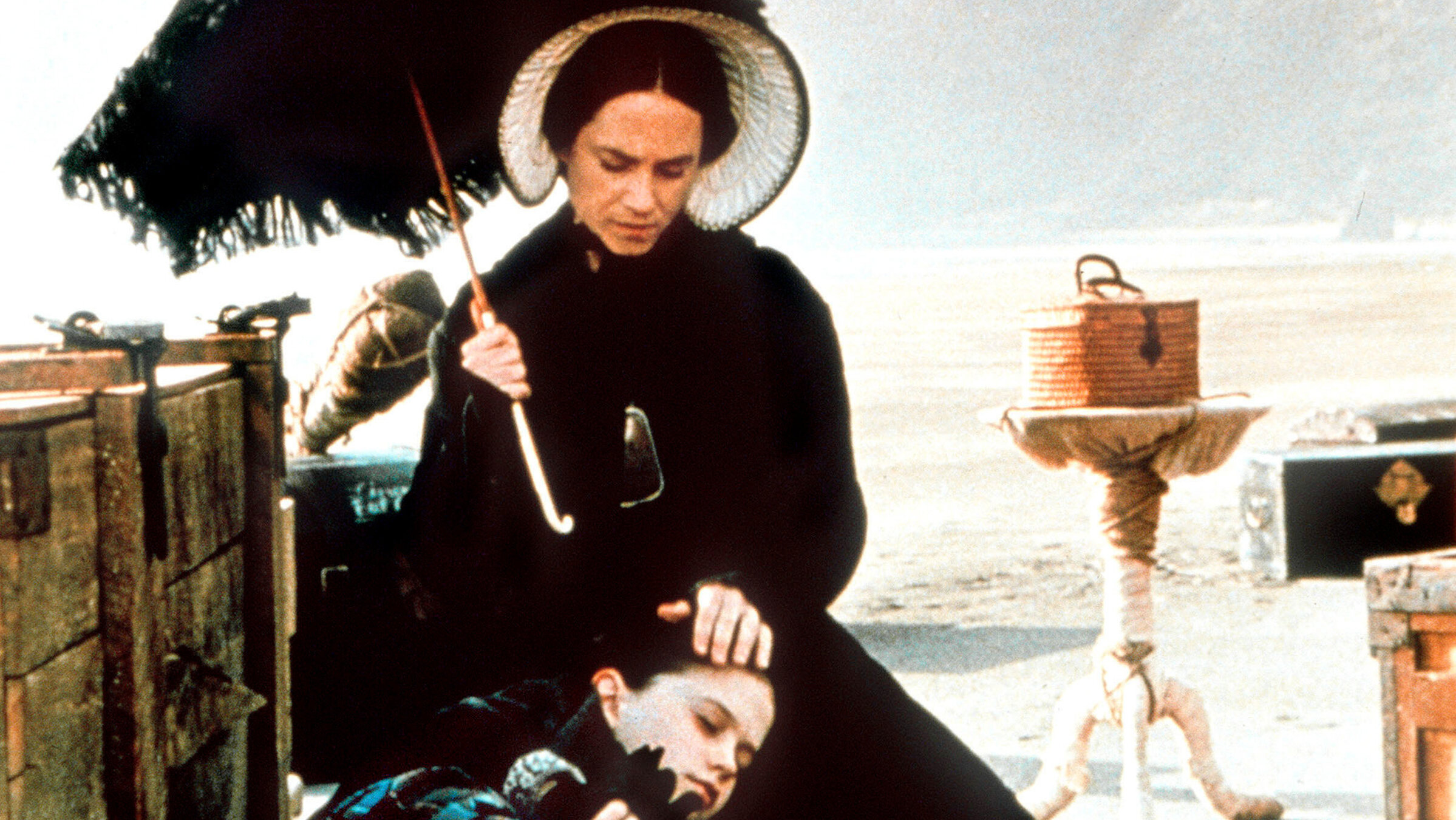 "Das Piano": Die stumme Ada (Holly Hunter) ist mit ihrer kleinen Tochter Flora (Ann Paquin) von Schottland nach Neuseeland gekommen. Dort muss sie eine lange Nacht am Strand verbringen, ehe ihr Bräutigam, den sie überhaupt nicht kennt, die beiden abholt.