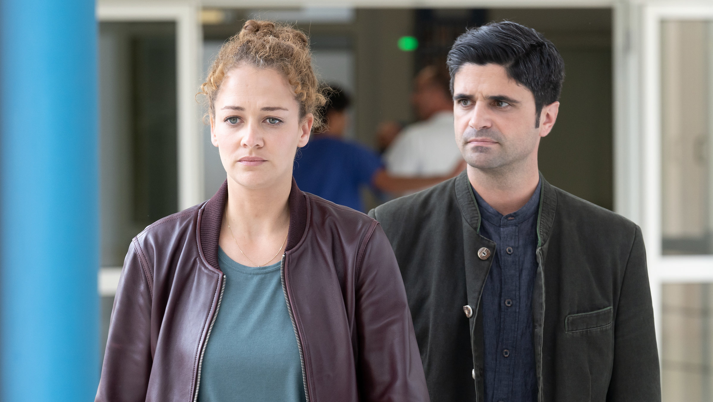 "Tonio & Julia – Mut zu leben": Julia Schindel (Oona Devi Liebich) und Tonio Niederegger (Maximilian Grill) gehen auf die Kamera zu. Sie blickt traurig vor sich, während er, leicht versetzt hinter ihr, einen fragenden Blick auf sie wirft.