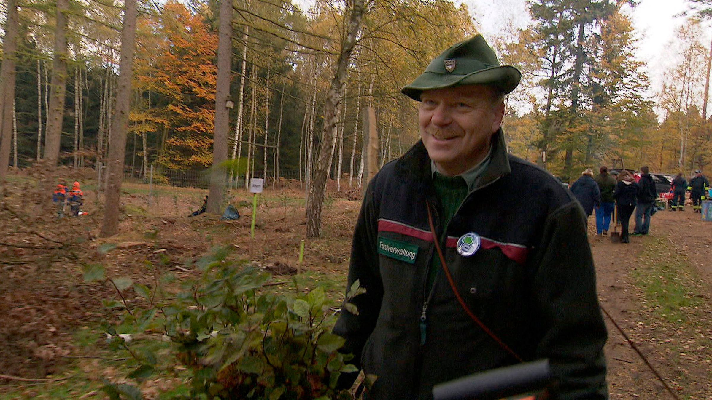 "Wilde Heide - Leben in Rostocks Urwald": Jörg Harmuth bei Baumpflanzaktion.