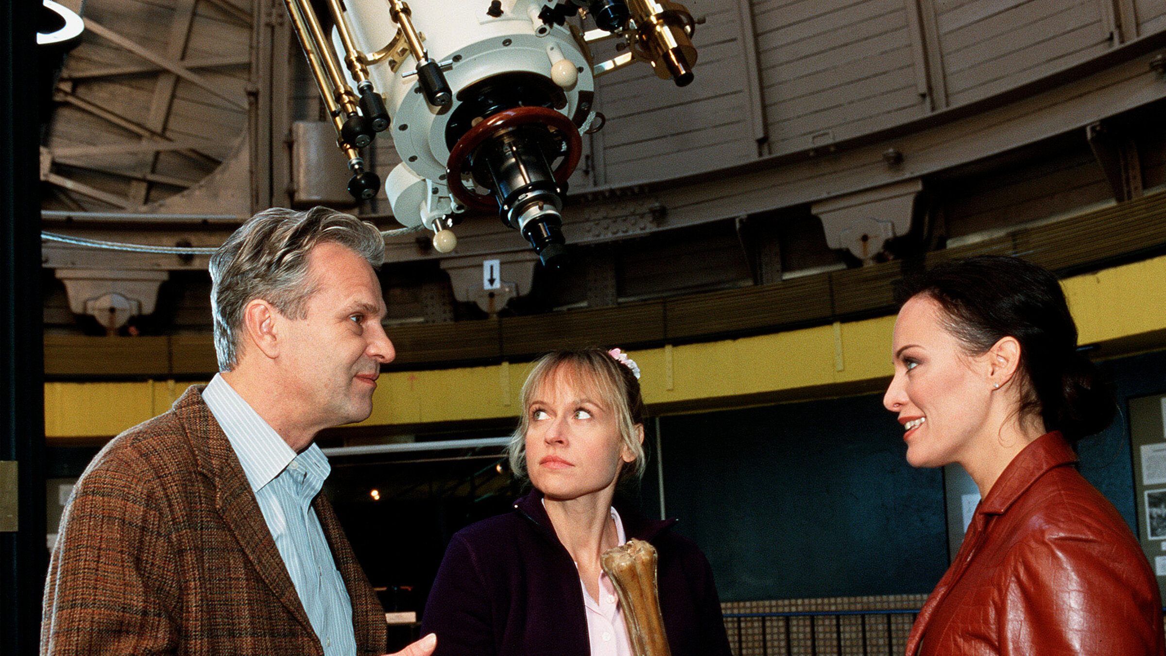 "Aszendent Liebe": Der Astronom Robert von Reichenbach (Peter Sattmann) weiss noch nicht, ob sein Herz für die attraktive Bankerin Monika (Sonja Kirchberger, re.) oder für die Astrologin Lena (Anica Dobra) schlägt.