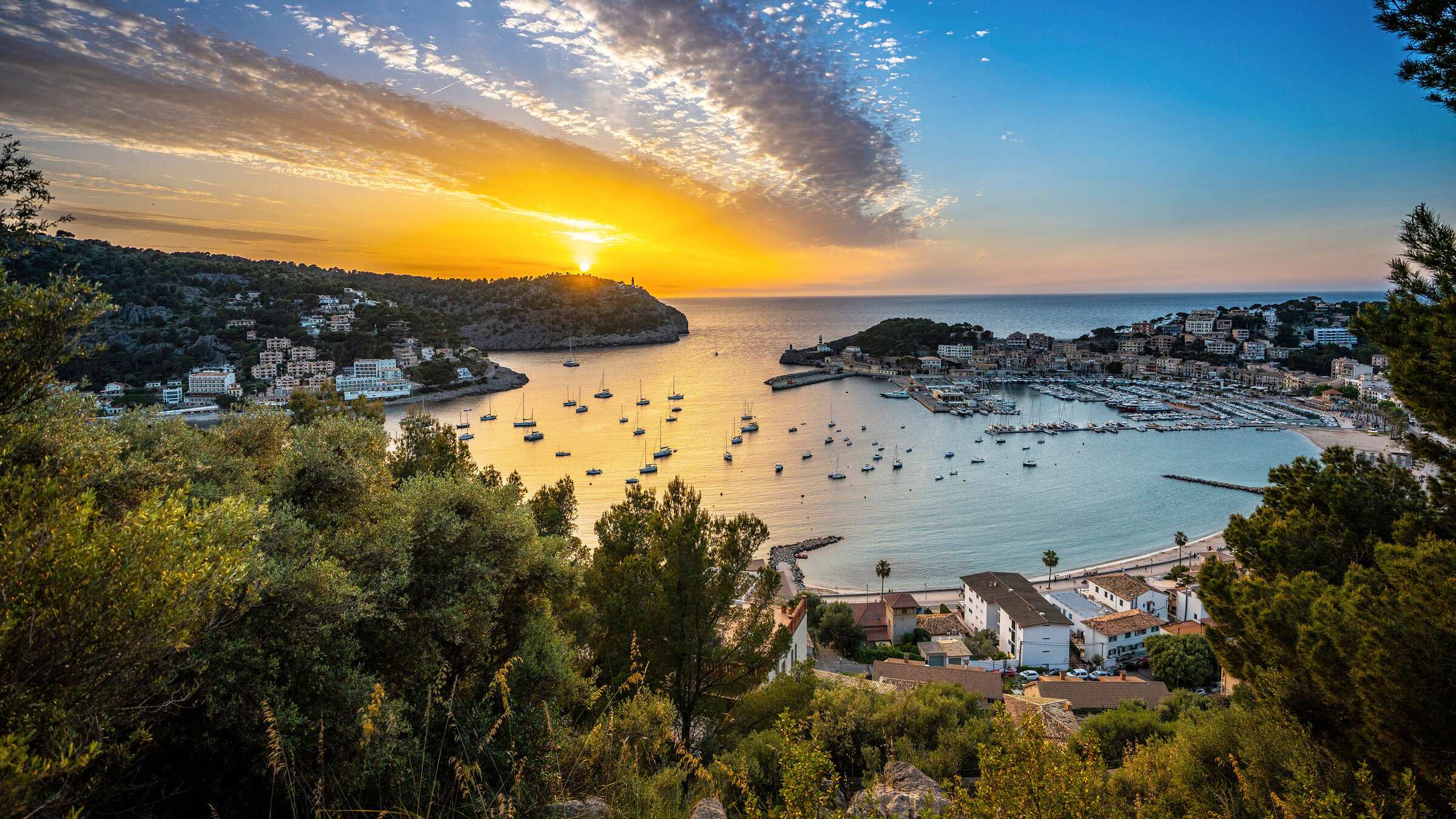 "Wer rettet Mallorca?: Mallorca ist die beliebteste Urlaubsinsel der Deutschen. Längst fliegt aber die halbe Welt auf die Insel. Es gibt sogar Direktflüge aus New York nach Palma! Vor allem wohlhabende Gäste schauen sich dann auch häufig nach Wohnungen oder Häusern um. Kann man die Insel kaputt lieben und was ist nötig, um zwischen Mallorca und den Touristen wieder ein gesundes Gleichgewicht herzustellen? Dieser Frage geht Spanien-Korrespondent Sebastian Kisters in diesem Film nach.