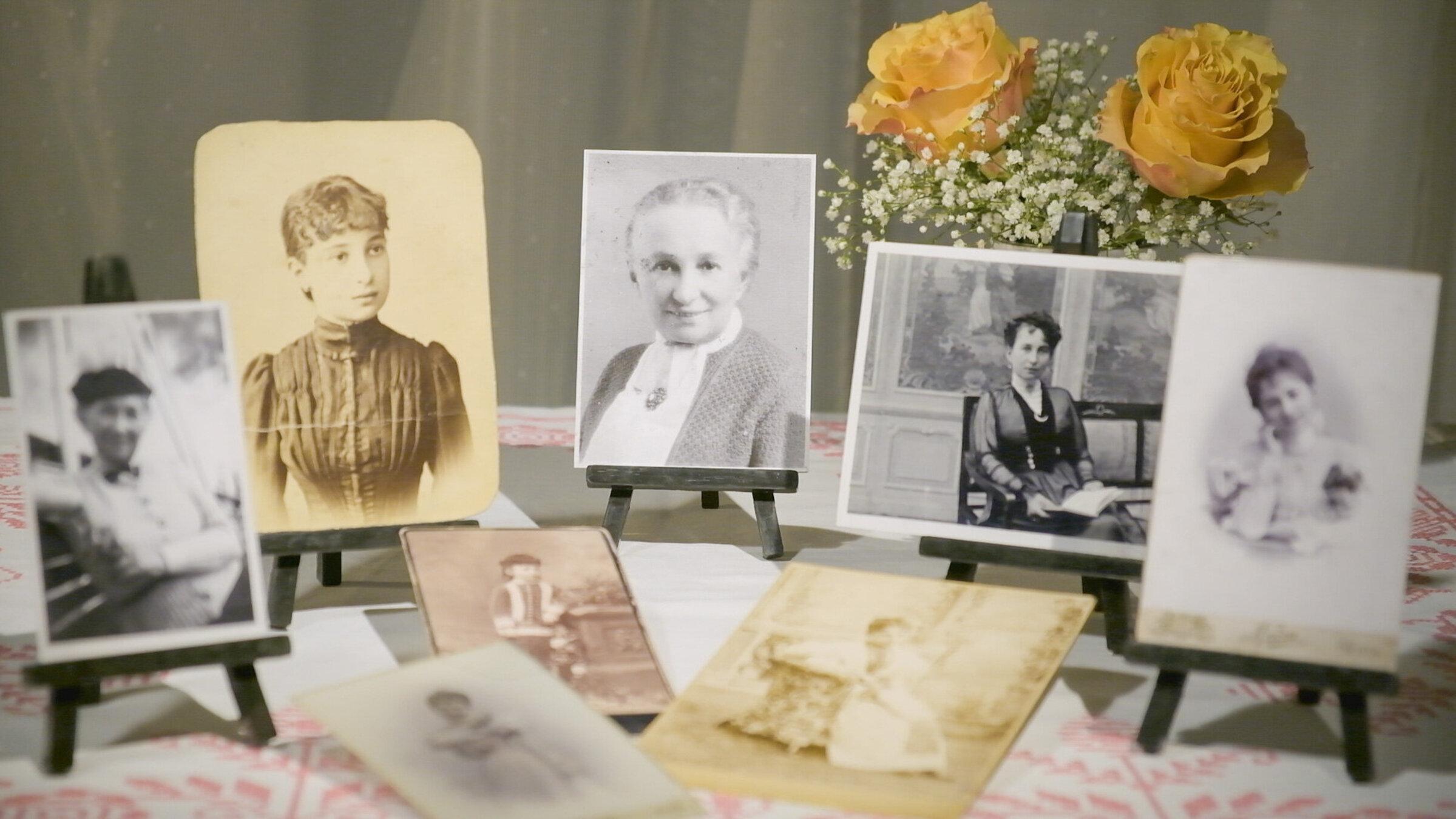"Louise Fleck - Filmpionierin": Diverse Portraitfotografien von Louise Veltée/Louise Kolm/Louise Fleck.