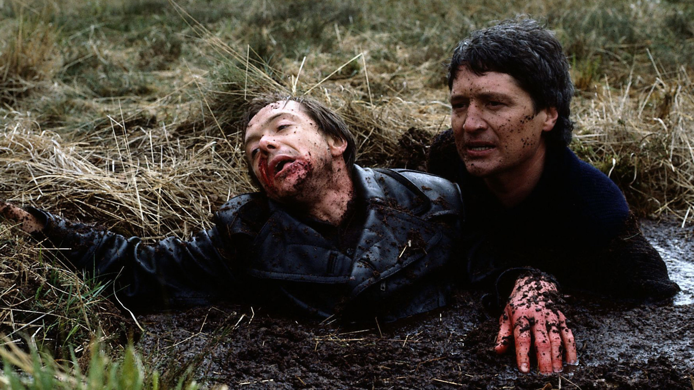 "Der Landarzt - Auf neuen Wegen": Dr. Mattiesen (Christian Quadflieg) steht zusammen mit Lars Wiehl (Ulli Lothmanns) in einem Sumpf und versucht, ihn herauszuziehen.