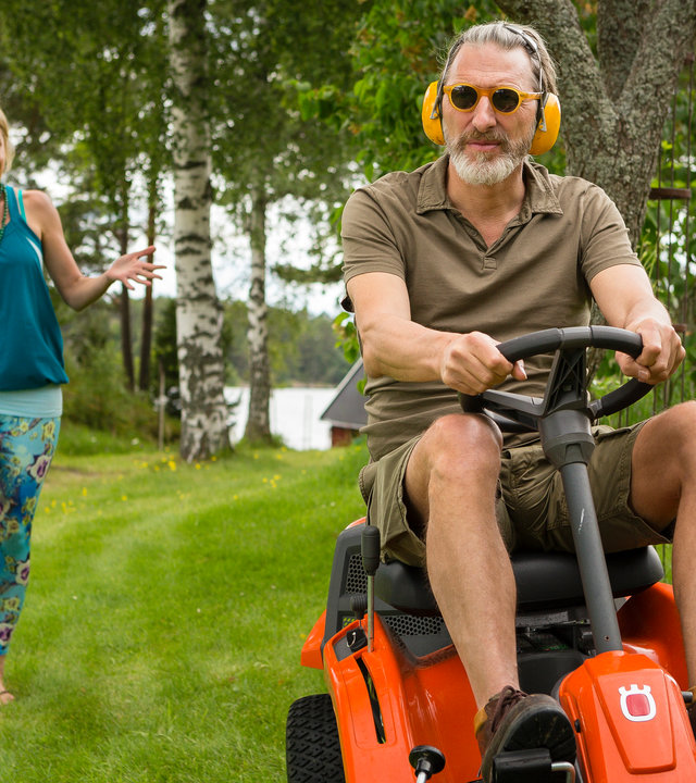 "Inga Lindström: Liebe deinen Nächsten": Esther Carlson (Franziska Schlattner) läuft hinter Marvin Blom (Rufus Beck) her, der gerade seinen Rasen mäht.