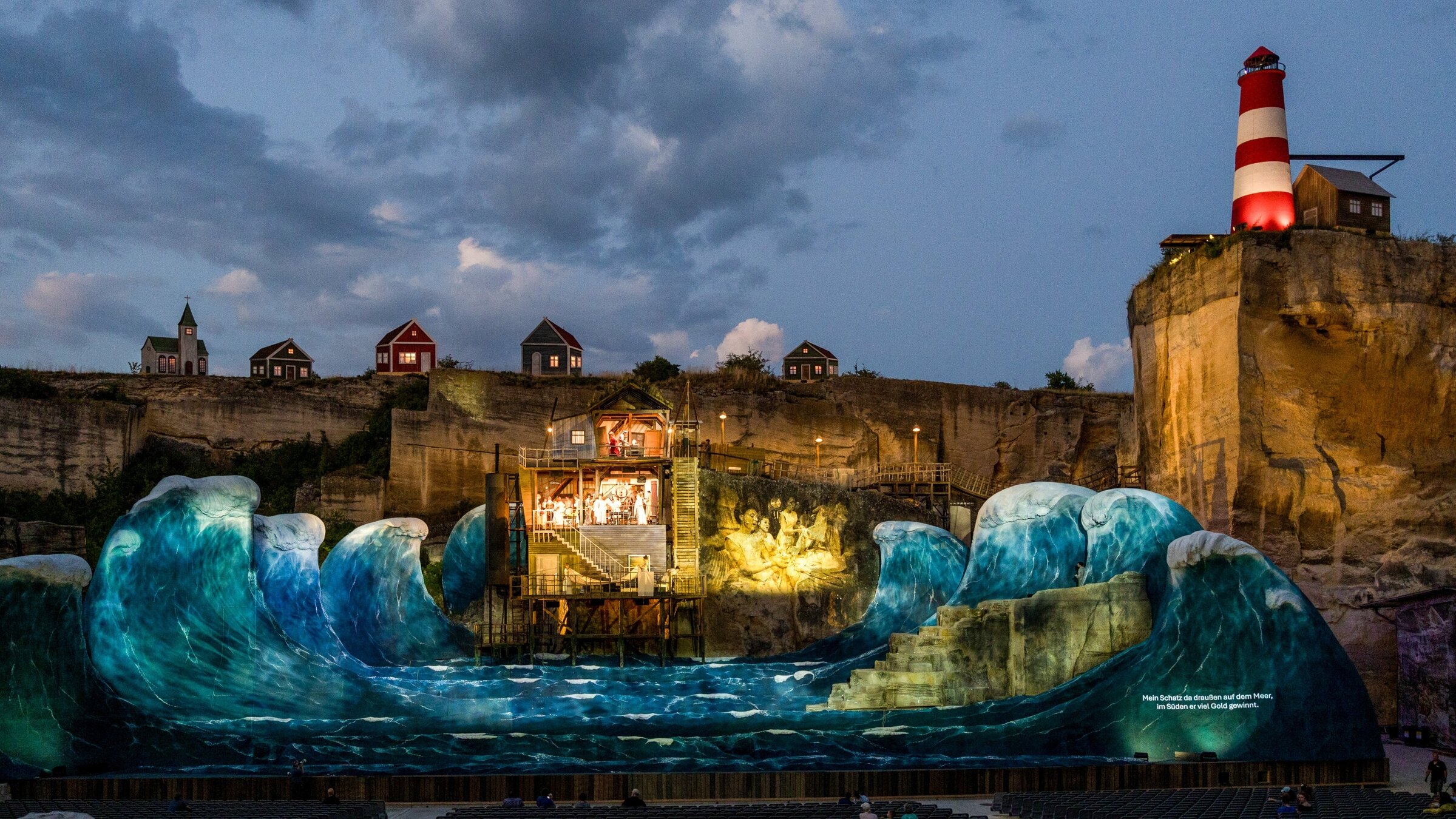 "Der fliegende Holländer": Der Steinbruch wird als wilde Küstenlandschaft dargestellt. Außerdem darf man sich auf wogende Wellen, dramatische Stunts und eine Liebesgeschichte freuen, die Erlösung verspricht.