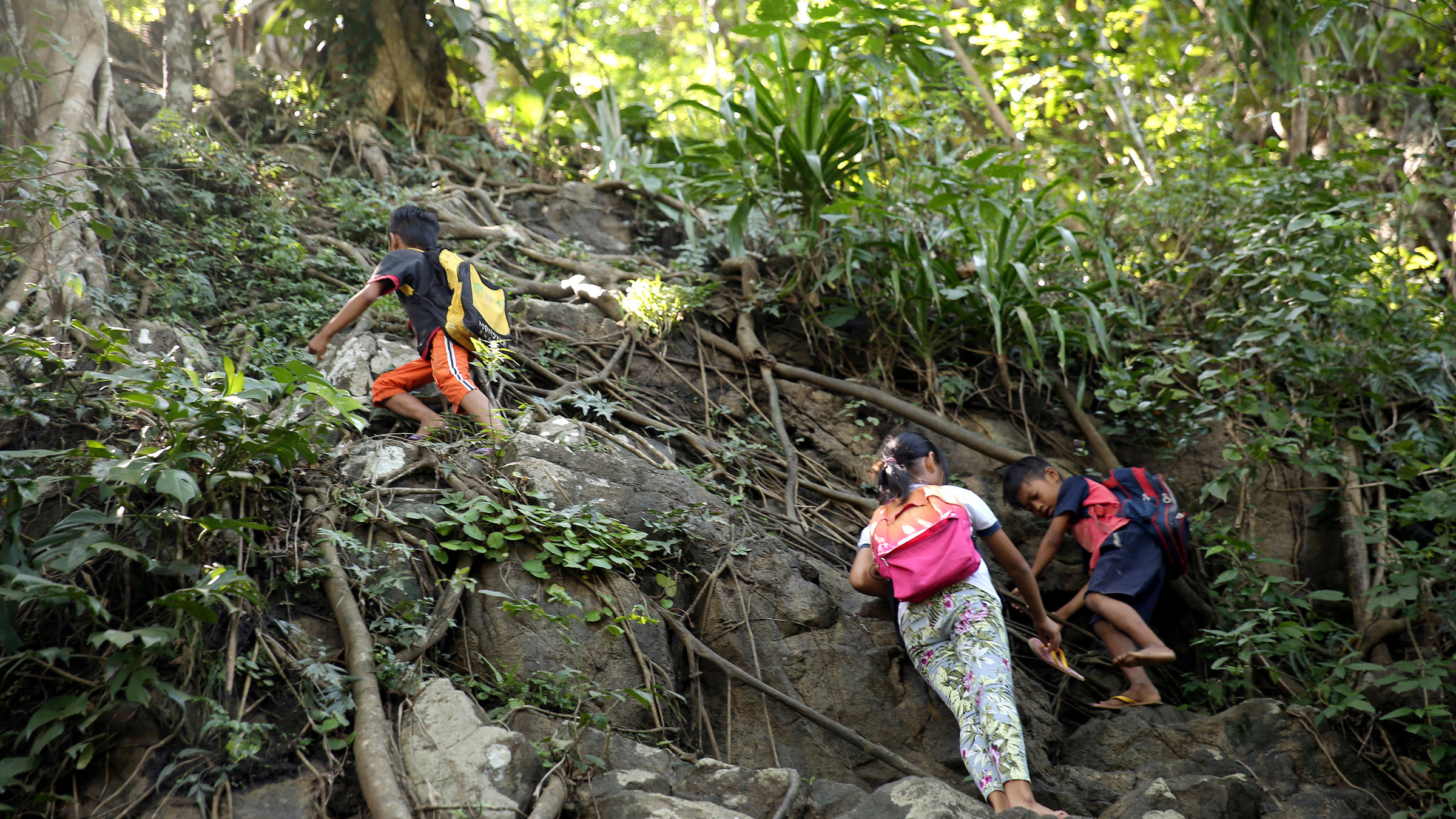 "Die gefährlichsten Schulwege der Welt: Philippinen": Drei Kinder erklimmen eine Steilwand mitten im Dschungel.