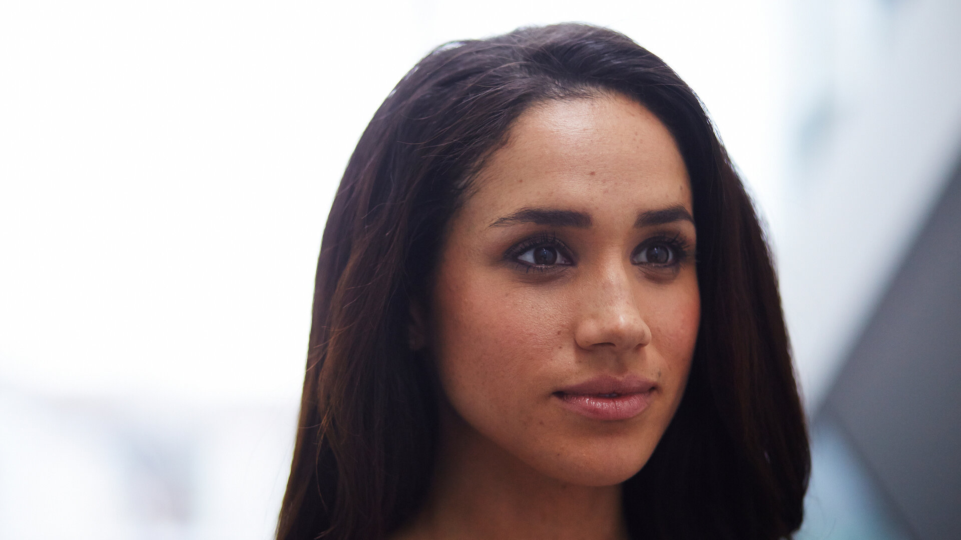 "Suits - Kampfansage": Nahaufnahme: Rachel (Megan Markle) schaut selbstbewusst und zufrieden zur Seite.