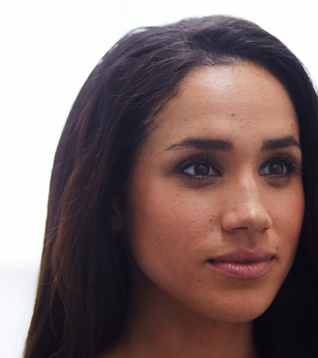 "Suits - Kampfansage": Nahaufnahme: Rachel (Megan Markle) schaut selbstbewusst und zufrieden zur Seite.