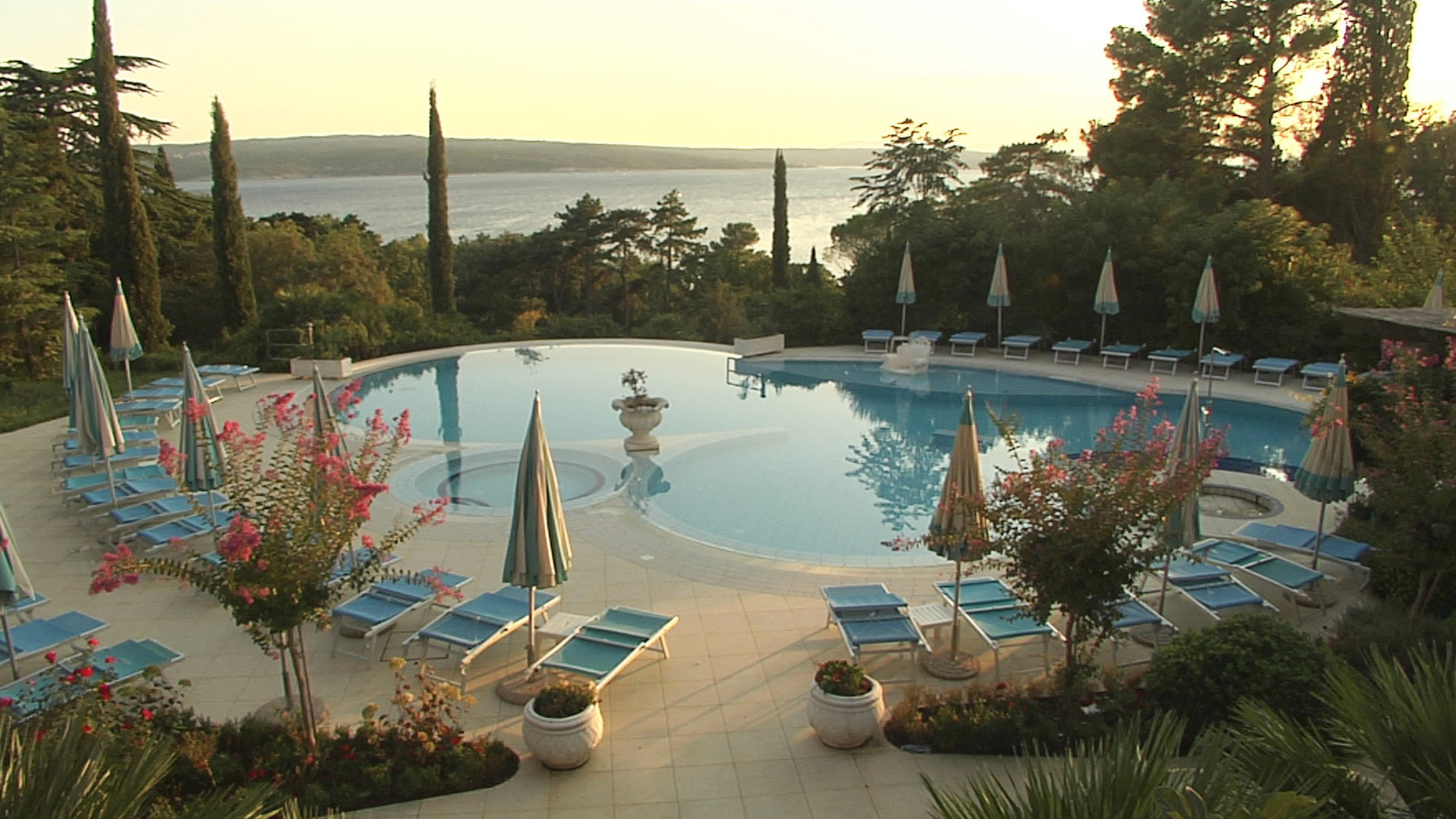 "Im k. u. k. Luxuszug an die Adria": Swimingpool des Grand Hotel Kvarner Palace mit Insel Krk im Hintergrund