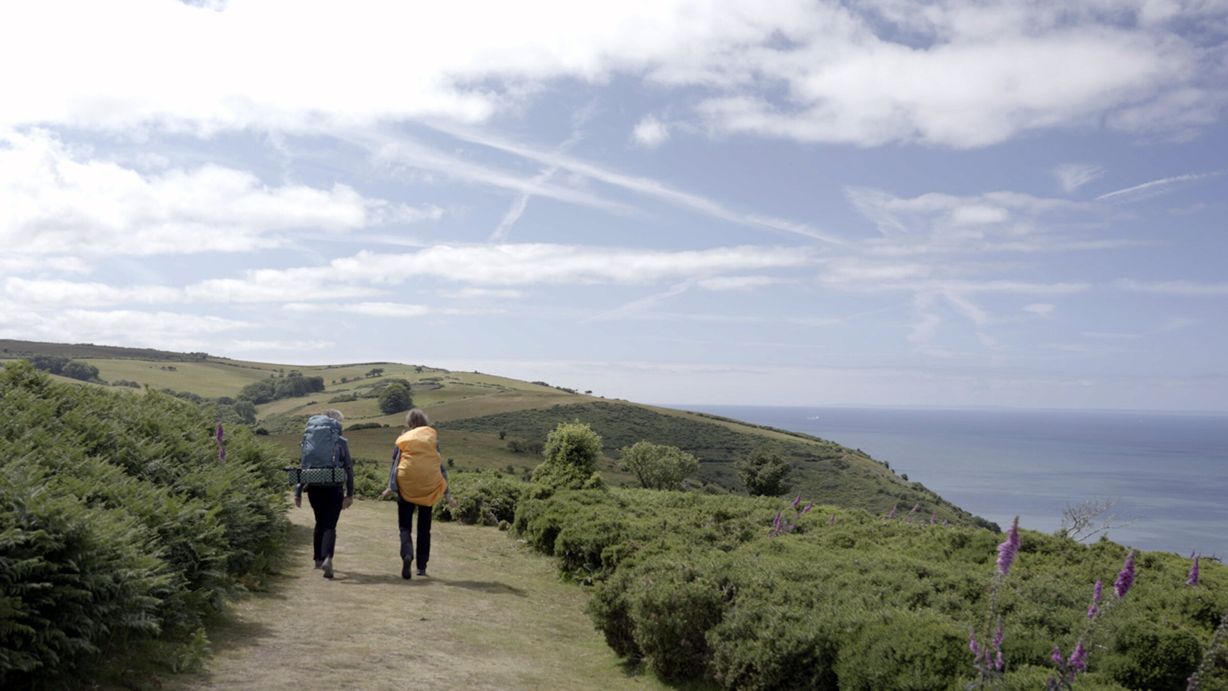 "Auf Schmugglers Pfaden – Die Wegbereiter Englands (1/3) - Von Somerset nach Nord-Devon": Wanderer auf dem South West Coast Path.