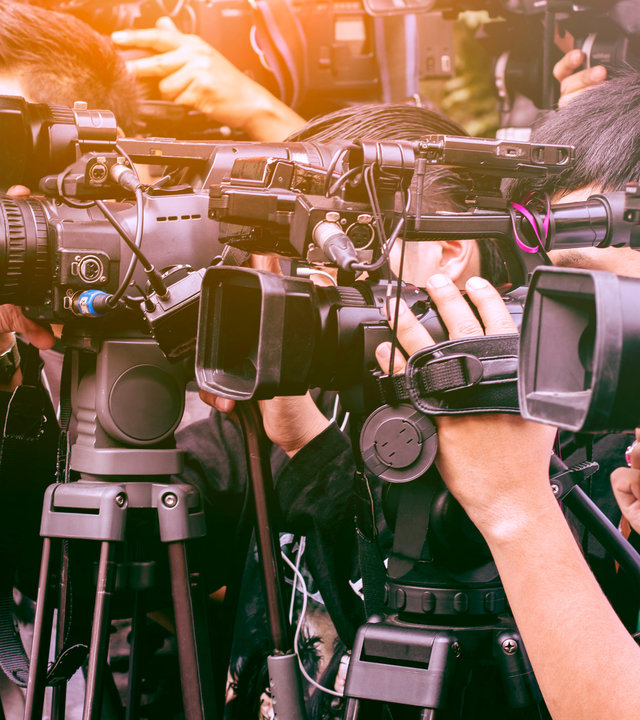 "ZDF-History: Paparazzi - Die dreistesten Fotografen der Geschichte": Eine große Gruppe Fotografen ist zu sehen, mit vielen Kameras und zum Teil auch mit Stativen.