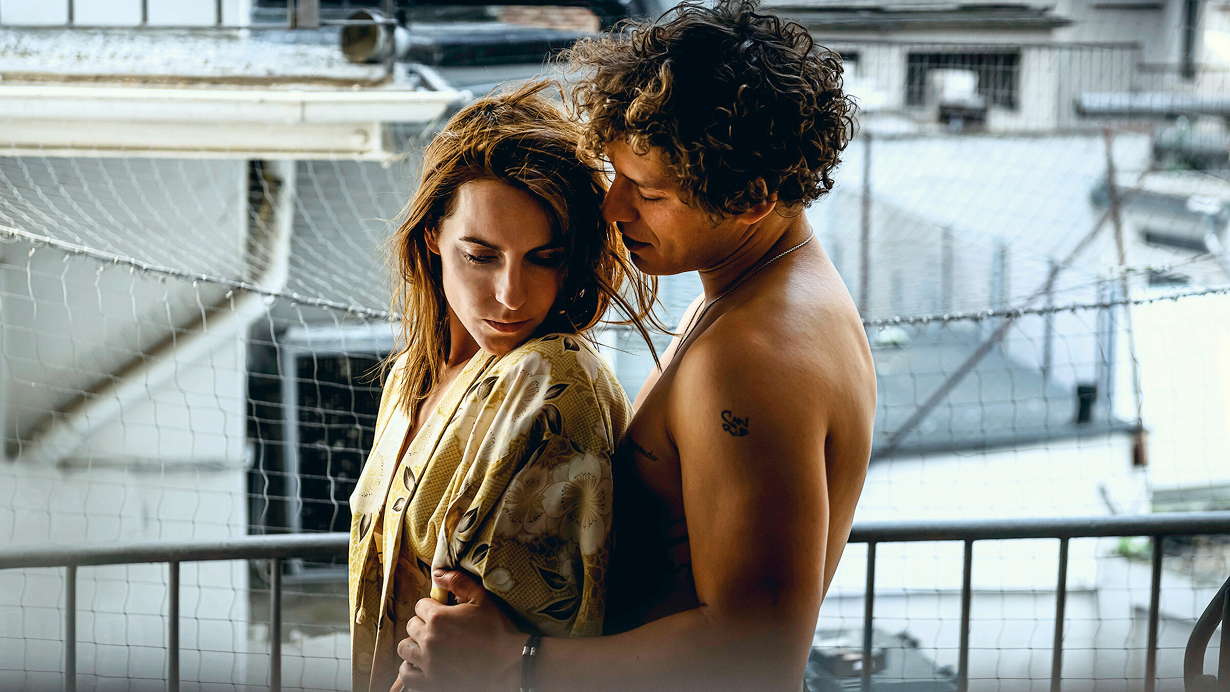 "König der Raben": Darko (Malik Blumenthal) und Alina (Antje Traue) beginnen eine stürmische Liebesgeschichte.