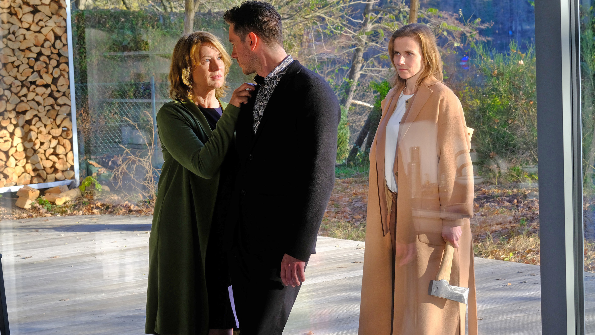 "Der neue Freund": Henriette (Corinna Harfouch) hat ihre Tochter Johanna (Karin Hanczewski) eingeladen. Dabei aber nicht erwähnt, dass sie ihr ihre neue Liebe Philipp (Louis Nitsche) vorstellen will.