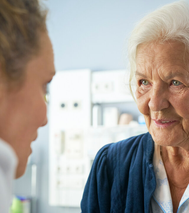 "Bettys Diagnose - Ein neues Leben": Dr. Helena von Arnstett (Claudia Hiersche) und Heidemarie Schöller (Hildegard Schmahl) sitzen sich im Behandlungszimmer gegenüber und sehen sich in die Augen.