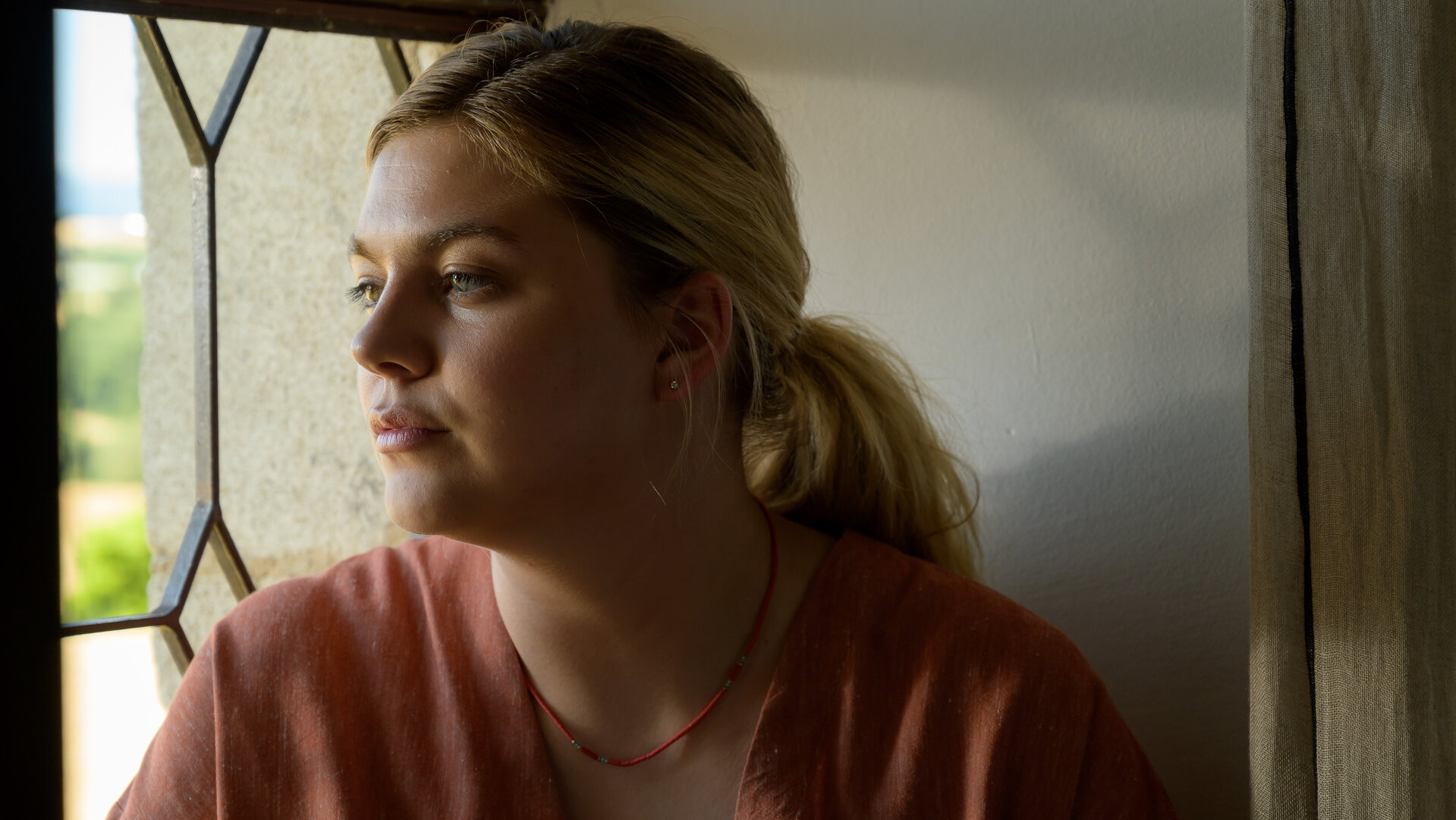 "Tödliche Ahnung - Buntes Fahrrad": Sarah Sauvant (Louane Emera) schaut mit abwesendem Blick aus dem Fenster.