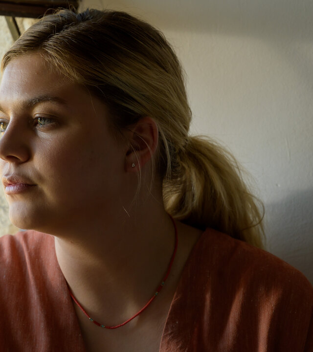 "Tödliche Ahnung - Buntes Fahrrad": Sarah Sauvant (Louane Emera) schaut mit abwesendem Blick aus dem Fenster.