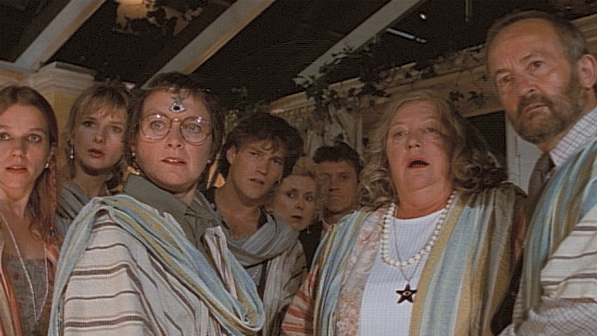 "Inspector Barnaby - Ein böses Ende": Die Mitglieder der "Loge des Goldenen Windrosses" Heather Beavers (Diane Bull), Christopher Wainwright (Stephen Moyer), Felicity Gamelin (Susan Tracy), Guy Gamelin (Miles Anderson), May Cuttle (Judy Cornwell) und Arno Gibbs (Charles Kay) stehen entsetzt nebeneinander.