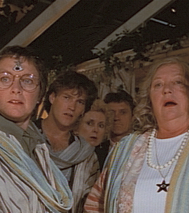 "Inspector Barnaby - Ein böses Ende": Die Mitglieder der "Loge des Goldenen Windrosses" Heather Beavers (Diane Bull), Christopher Wainwright (Stephen Moyer), Felicity Gamelin (Susan Tracy), Guy Gamelin (Miles Anderson), May Cuttle (Judy Cornwell) und Arno Gibbs (Charles Kay) stehen entsetzt nebeneinander.