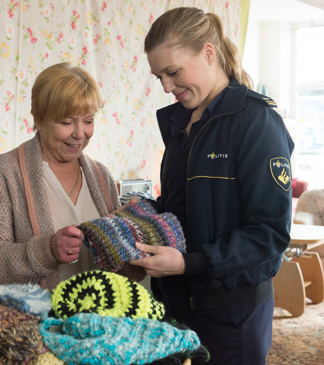 "SOKO Wismar – Lass das mal die Oma machen“: Anneke van der Meer (Isabel Berghout) und Cornelia Plank (Margot Rothweiler) stehen nebeneinander im gemütlichen Strickladen. Sie schauen sich interessiert bunte Strickmütze an, die vor ihnen in der Auslage liegen.