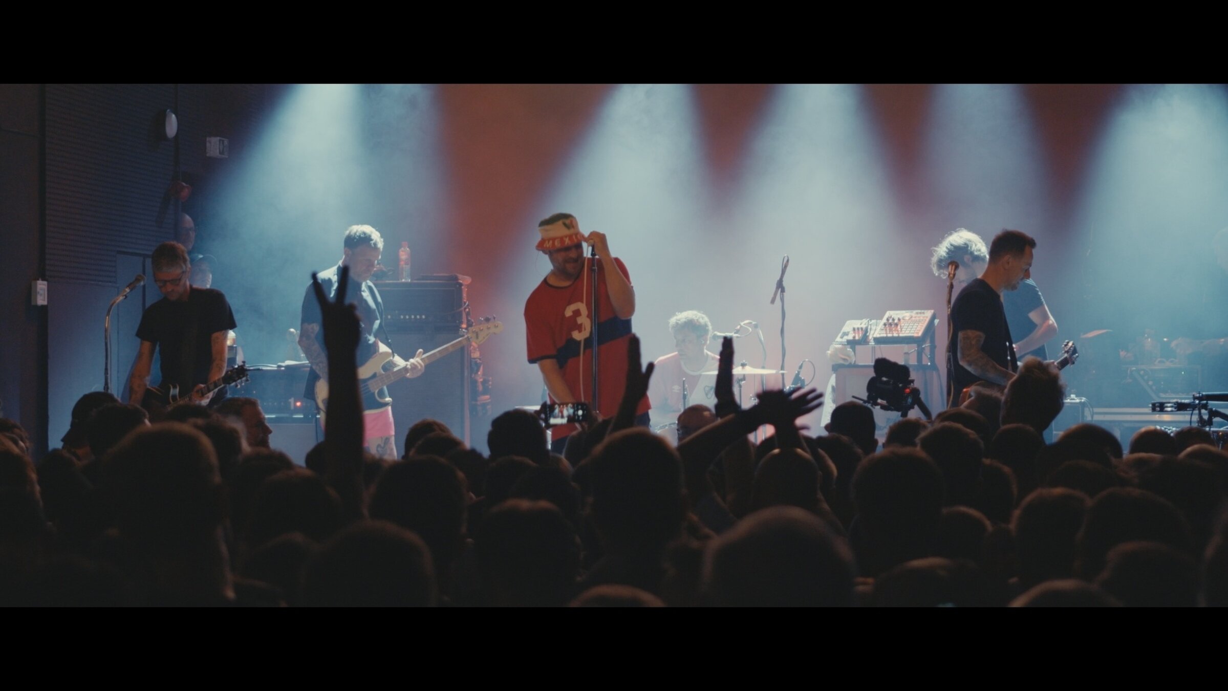 "Hand in Hand - 30 Jahre Beatsteaks": Die Beatsteaks haben im Sommer 2024 eine Tour durch diverse autonome Jugendzentren im Osten Deutschlands unternommen, um sich für diese einzusetzen. In Chemnitz ist die Band im AJZ Talschock vor rund 700 Zuschauern aufgetreten.