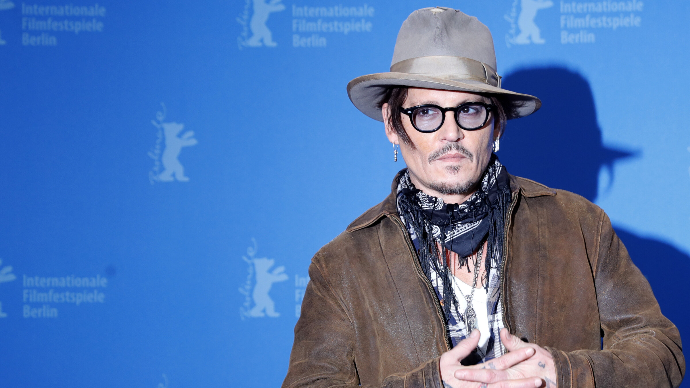 "The True Story of Johnny Depp": Johnny Depp mit Hut und schwarzer Brille, vor einer blauen Wand