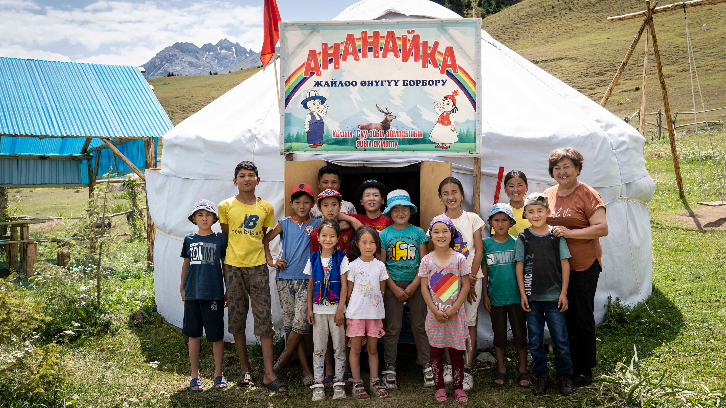 "Kirgisistan - Die Jurtenschule der Nomaden": Die fröhliche Jurtenschulklasse.