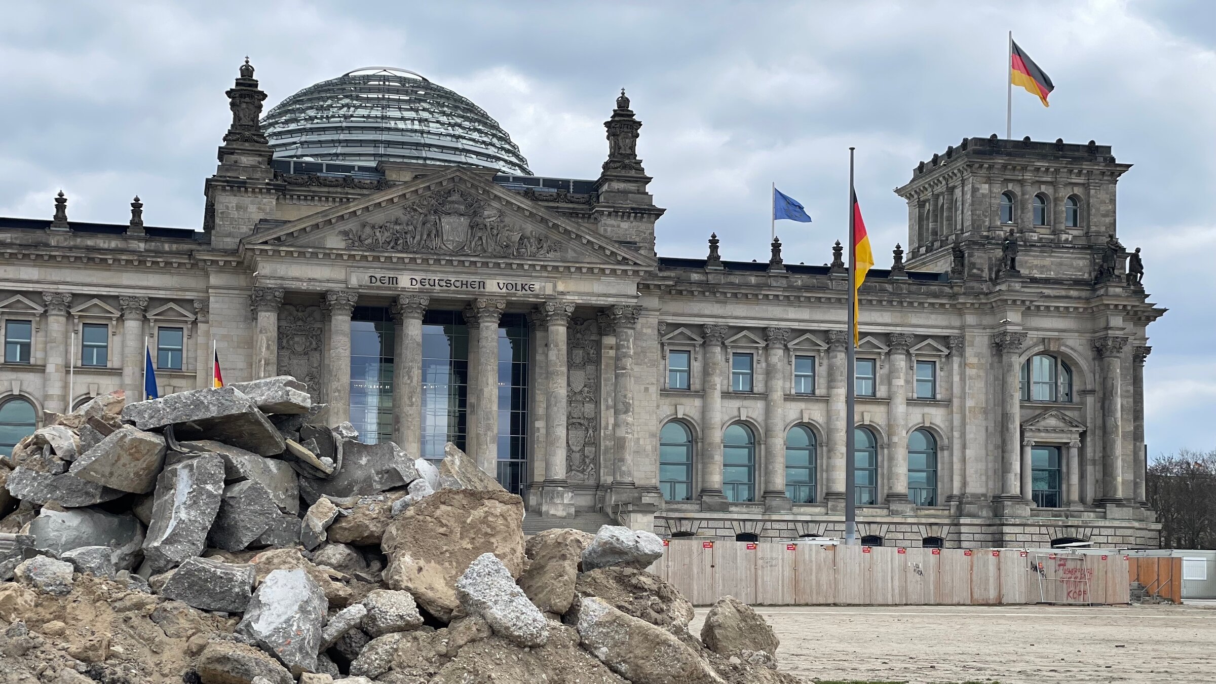 "Das Schuldenpaket - Was Deutschland wirklich braucht": Vor dem Reichstagsgebäude in Berlin liegt ein riesiger Schuttberg.