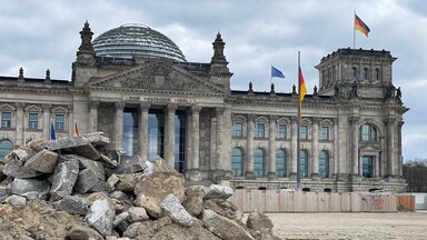 "Das Schuldenpaket - Was Deutschland wirklich braucht": Vor dem Reichstagsgebäude in Berlin liegt ein riesiger Schuttberg.