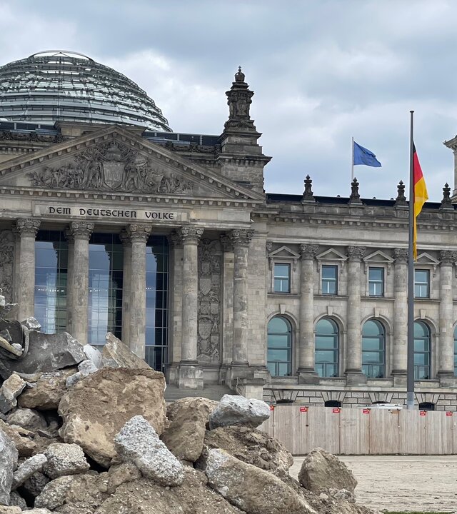 "Das Schuldenpaket - Was Deutschland wirklich braucht": Vor dem Reichstagsgebäude in Berlin liegt ein riesiger Schuttberg.