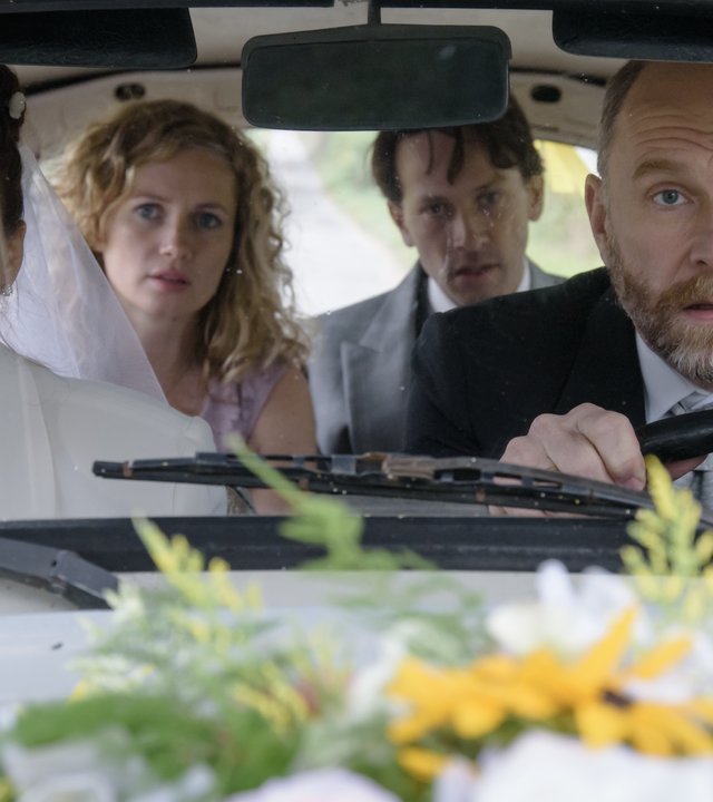 "Honigfrauen - 3. Hochzeit im Paradies": Karl (Götz Schubert) fährt seine Tochter Maja (Sonja Gerhardt) zur Trauung. Catrin (Cornelia Gröschel) und Rudi (Franz Dinda) sitzen auf der Rückbank des Trabi.