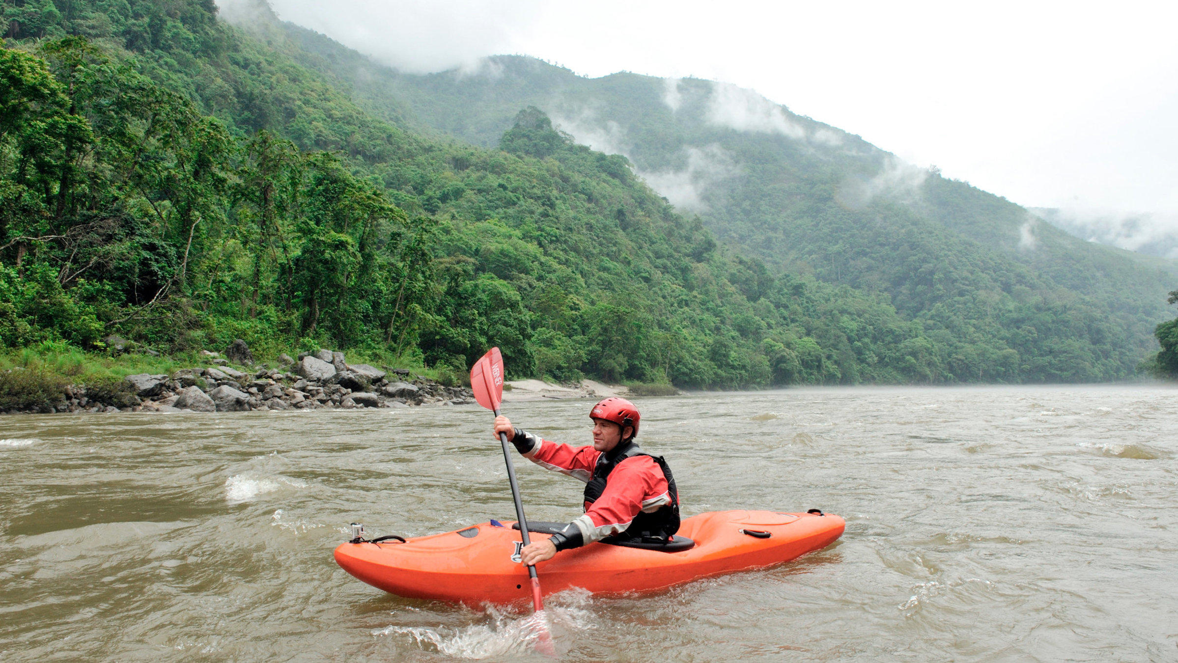 "Expedition Himalaja: Die Spur führt zum Tigerberg" - Fährtenleser Steve Bachshall will in einem Flusstal nach Tigerspuren suchen. Dafür muss er sein Kajak durch die hinterhältigen Strömungen des Drangme Chu im Osten Bhutans lenken.