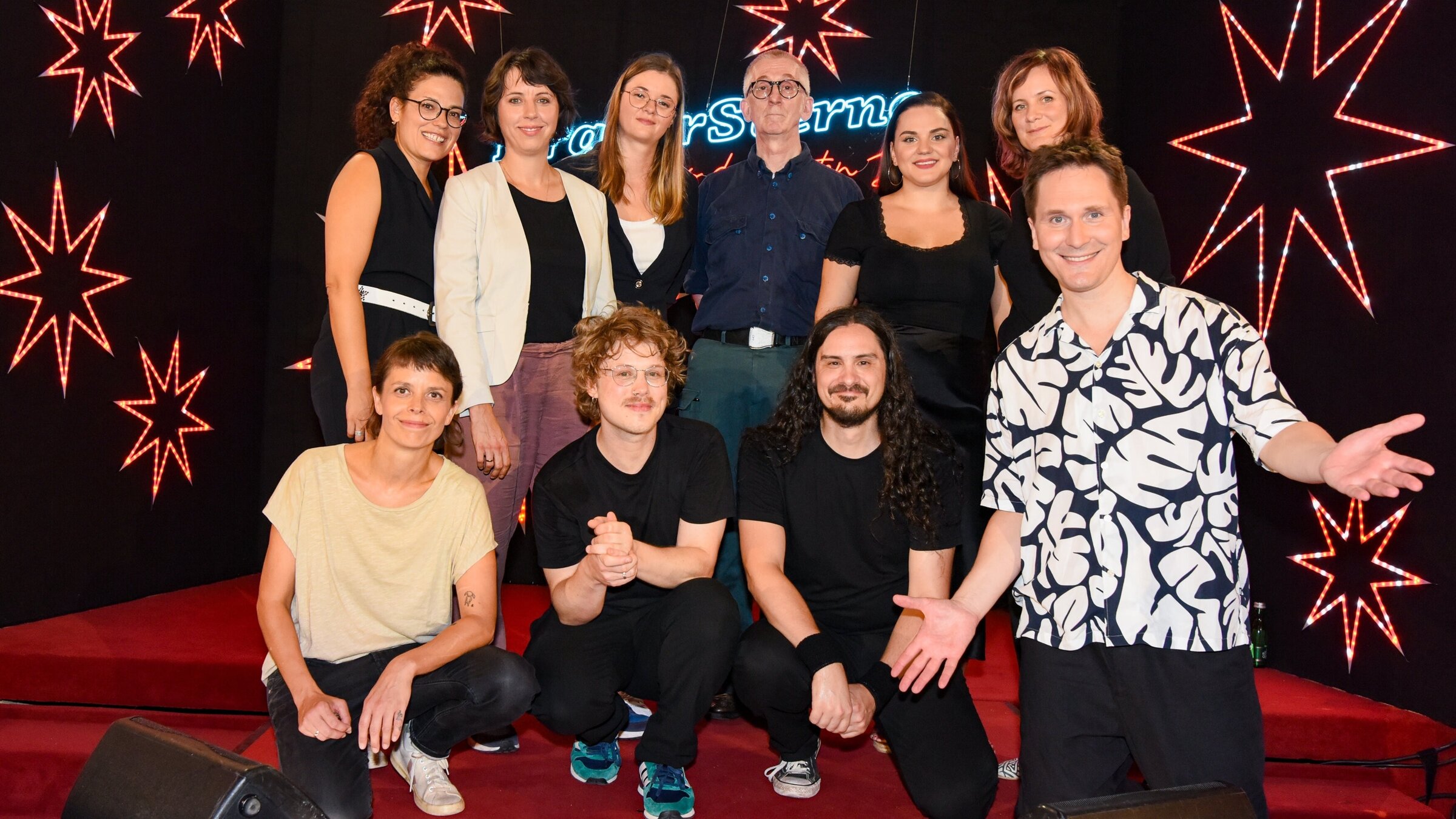 "Pratersterne - Rote Bar (6/7) - Gunkl, Toriser & Handle, Ina Jovanovic, Clara Luzia": (vorne): Clara Luzia, Toriser & Handle, Hosea Ratschiller, (hinten): Gunkl, Ina Jovanovic und Band von Clara Luzia.