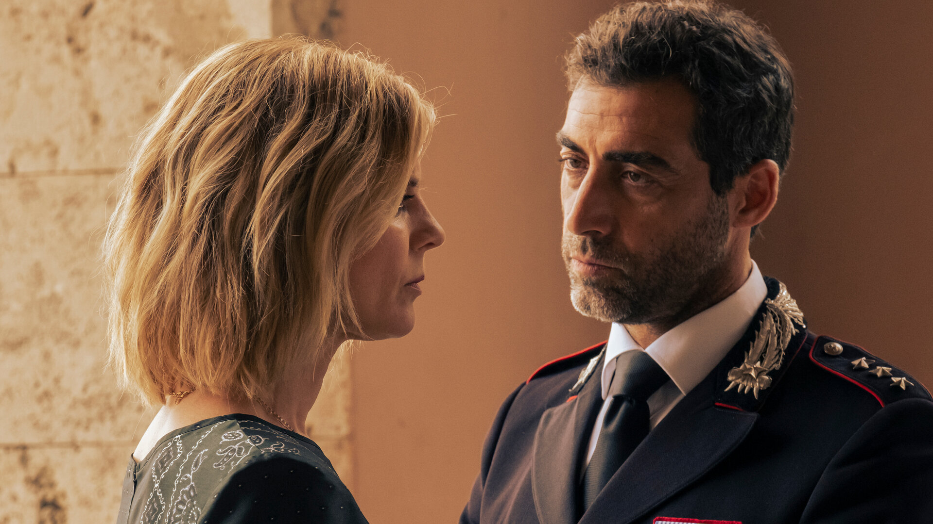 "Signora Volpe - Neuanfang": Sylvia Fox (Emilia Fox) und Capitano Giovanni Riva (Giovanni Cirfiera) stehen sich gegenüber und blicken sich an. Er trägt eine Carabinieri-Uniform.