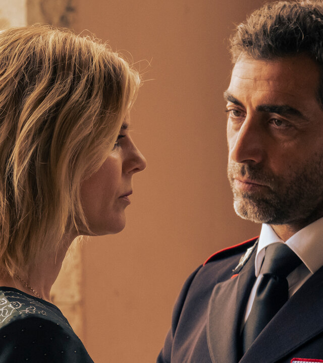 "Signora Volpe - Neuanfang": Sylvia Fox (Emilia Fox) und Capitano Giovanni Riva (Giovanni Cirfiera) stehen sich gegenüber und blicken sich an. Er trägt eine Carabinieri-Uniform.