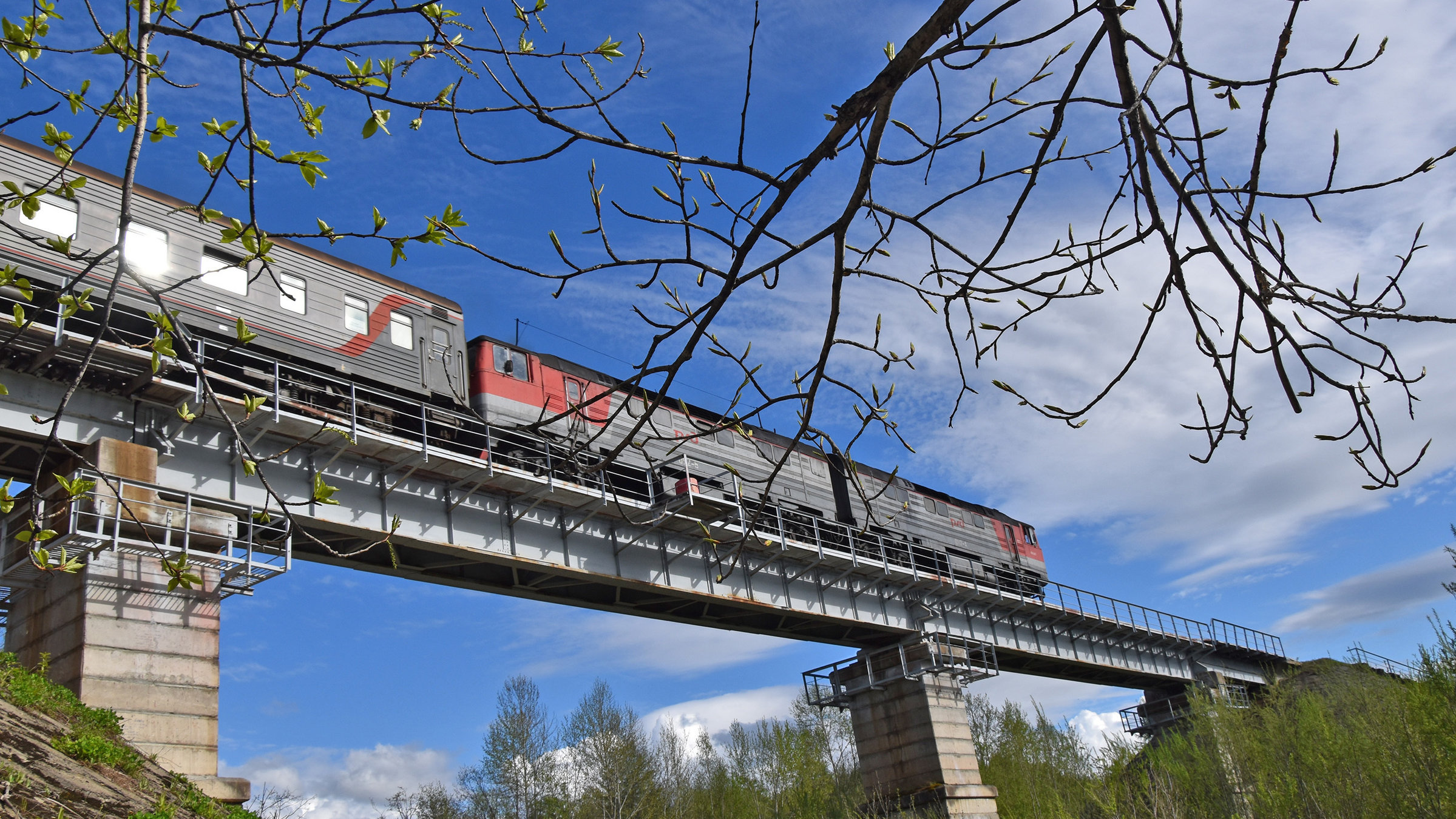 "Neuanfang auf Sachalin - Von Schmal - zu Breitspur": Der letzte Sachalin-Express auf dem Weg von Nogliki nach Yuzhno-Sachalinsk.